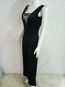 Détail d'une combinaison noire à taille haute avec décolleté en V et bretelles lacées