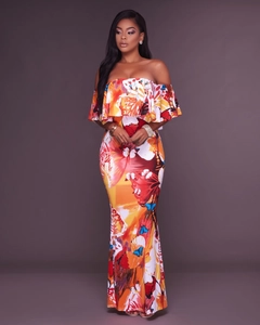 Détail de la robe à épaules dénudées avec imprimé papillon et encolure à volants chic