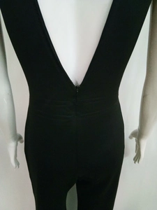 Détail du dos d'une combinaison femme taille haute à col en V avec fermeture éclair invisible