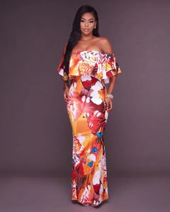 Robe longue moulante à épaules dénudées avec imprimé fleurs, papillons et ourlet volant