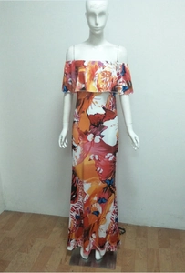 Détail d'une robe longue à épaules dénudées avec fleurs tropicales et motifs de papillons