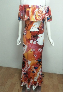Détail de l'encolure à volants et de l'imprimé floral papillon sur cette robe longue
