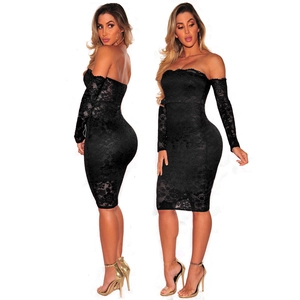 Elegante abito midi in pizzo nero aderente con maniche lunghe e scollatura a barchetta