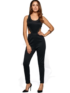 Ärmelloser schwarzer Jumpsuit mit seitlichen Ausschnitten und Metallnieten-Details