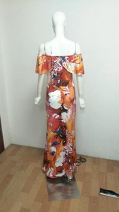 Détail de dos d'une robe maxi moulante à épaules dénudées avec imprimé floral et papillons