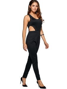 Sexy schwarzer ärmelloser Jumpsuit mit seitlichen Ausschnitten und goldenen Nieten