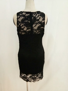 Dettaglio del pizzo floreale e della chiusura lampo sul retro del vestito attillato nero