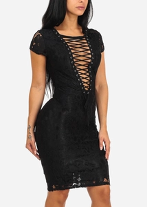 Sexy schwarzes Spitzenkleid mit V-Ausschnitt, Schnürung und Metallringen in figurbetonter Passform