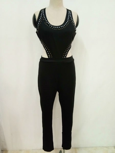 Sexy schwarzer ärmelloser Jumpsuit mit Ausschnitten und silbernen Nieten für Damen