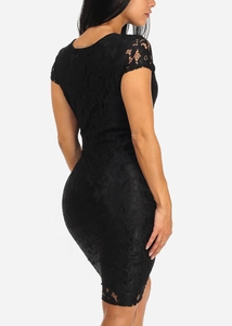 Elegantes figurbetontes Spitzenkleid in Schwarz mit kurzen Ärmeln und V-Rückenausschnitt