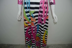 Detailansicht der bunten Palmenblatt-Prints auf einem gestreiften, schmalen Kleid