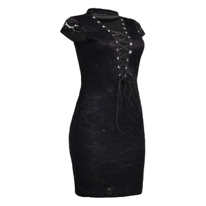 Detail des V-Ausschnitts mit Schnürung und Metallösen an einem schwarzen Spitzenkleid