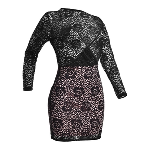 Détail de la dentelle noire et de la doublure rose de cette robe courte à manches longues