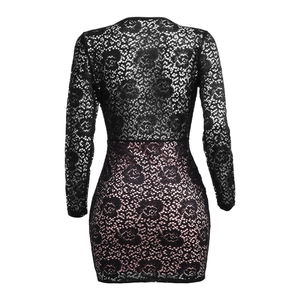 Détail du dos d'une robe moulante en dentelle noire à manches longues et doublure rose