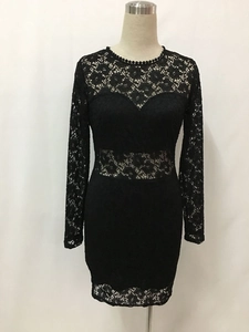 Detailaufnahme von schwarzer Blumenspitze und Punktbordüre am Bleistiftkleid