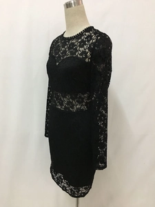 Detailansicht der zarten floralen Spitze und der transparenten Taille dieses Kleides
