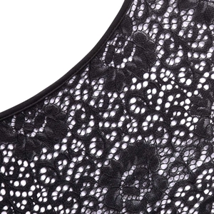 Gros plan sur le tissu de dentelle florale noire élégante avec structure en maille fine