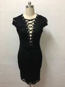 Elegantes schwarzes Spitzenkleid mit tiefem V-Ausschnitt und gekreuzter Schnürung vorne