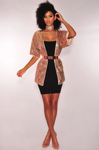 Detail der roségoldenen Paillettenjacke mit Metallgürtel und schwarzem Kleid