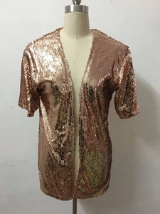 Detailansicht der glänzenden roségoldenen Pailletten an einem schicken Party-Cardigan