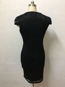 Detailaufnahme des komplizierten schwarzen floralen Spitzenmusters auf einem Kleid