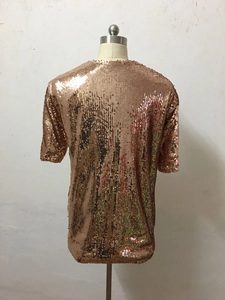 Detailansicht der roségoldenen Pailletten auf einer schicken Partyjacke für Damen