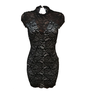 Détail de robe en dentelle noire avec col officier et découpe en forme de goutte