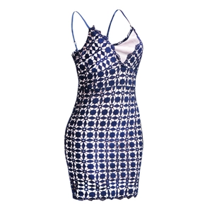 Détail de la dentelle bleu foncé avec doublure rose sur une robe nuisette ajustée