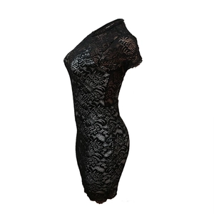 Vue détaillée de la texture en dentelle florale noire sur la robe moulante courte