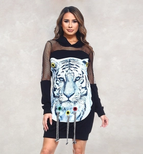 Détail de la robe courte à capuche avec patchwork en résille et imprimé tête de tigre