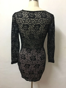 Gros plan détaillé de la broderie en dentelle rose noire sur la robe de soirée ajustée