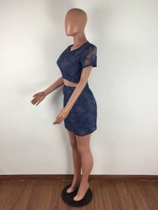 Détail de l'ensemble deux pièces en dentelle bleu marine avec crop top et mini-jupe