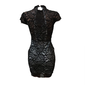 Vue détaillée du dos d'une robe noire en dentelle à manches courtes avec découpe élégante