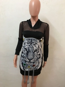 Détail de la mini-robe à capuche avec patchwork en résille et imprimé tigre vif