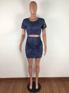 Détails de la dentelle florale et de la broderie sur cet ensemble bleu marine deux pièces