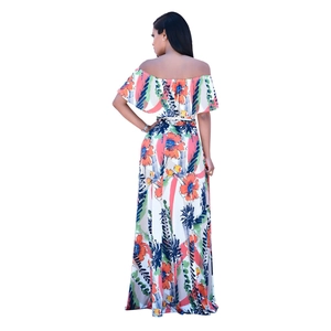 Robe longue fleurie à épaules dénudées avec vue arrière montrant le drapé élégant