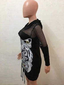 Détail de la robe courte noire avec imprimé tigre et manches en mesh transparent