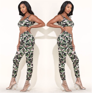 Zweiteiliges Damen Camouflage-Set mit kurzem Tanktop und Jogginghose mit Kordelzug