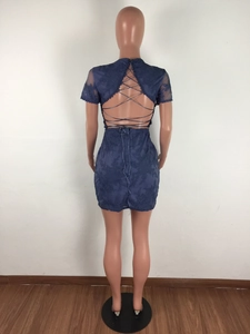 Détail de la robe en dentelle bleu marine avec dos nu sexy et laçage croisé élégant