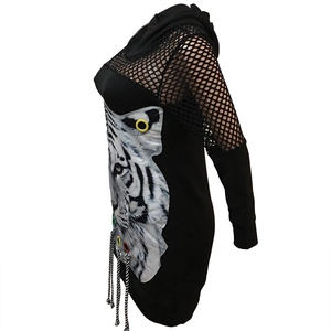 Détail de robe imprimé tigre avec découpes en résille aux épaules et cordons rayés noir blanc