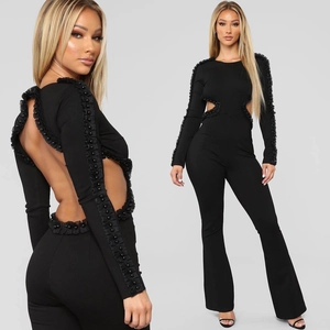 Sinnlicher schwarzer Langarm-Jumpsuit mit Rückenausschnitt, Perlen und Schlaghose