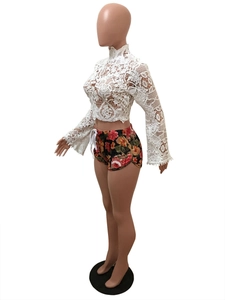 Détail du haut court en dentelle blanche et du short à imprimé floral pour femme