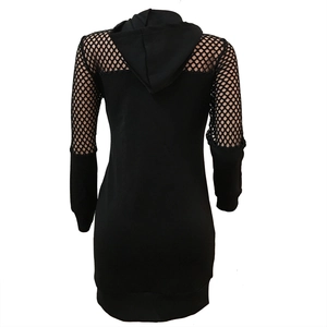 Vue arrière d'une mini-robe noire à capuche avec empiècements en résille transparente