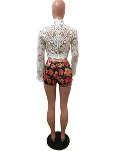 Vue arrière d'un haut court en dentelle blanche et d'un short fleuri pour femmes chic