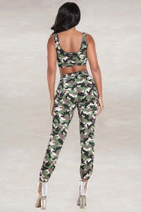 Sexy Camouflage-Zweiteiler für Damen mit bauchfreiem Sport-Top und klassischer Jogginghose