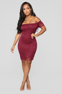 Abito in pizzo bordeaux con spalle scoperte e motivo floreale dalla linea aderente