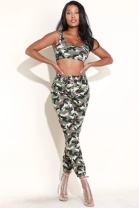 Detail eines klassischen Camouflage-Sportsets mit kurzem Top und Jogginghose für Damen