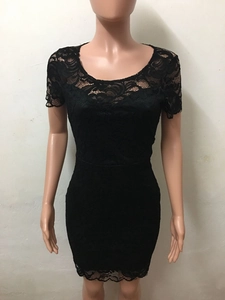 Elegantes schwarzes schulterfreies Spitzenkleid in schmaler Passform mit kurzen Ärmeln