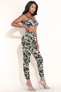 Seitenansicht der Frau im Camouflage-Crop-Top und High-Waist-Jogginghosen-Set