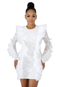 Elegante abito in pizzo bianco aderente con romantiche balze su spalle e maniche